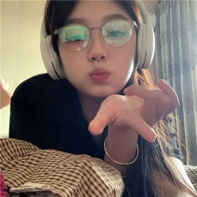 照片中的女孩